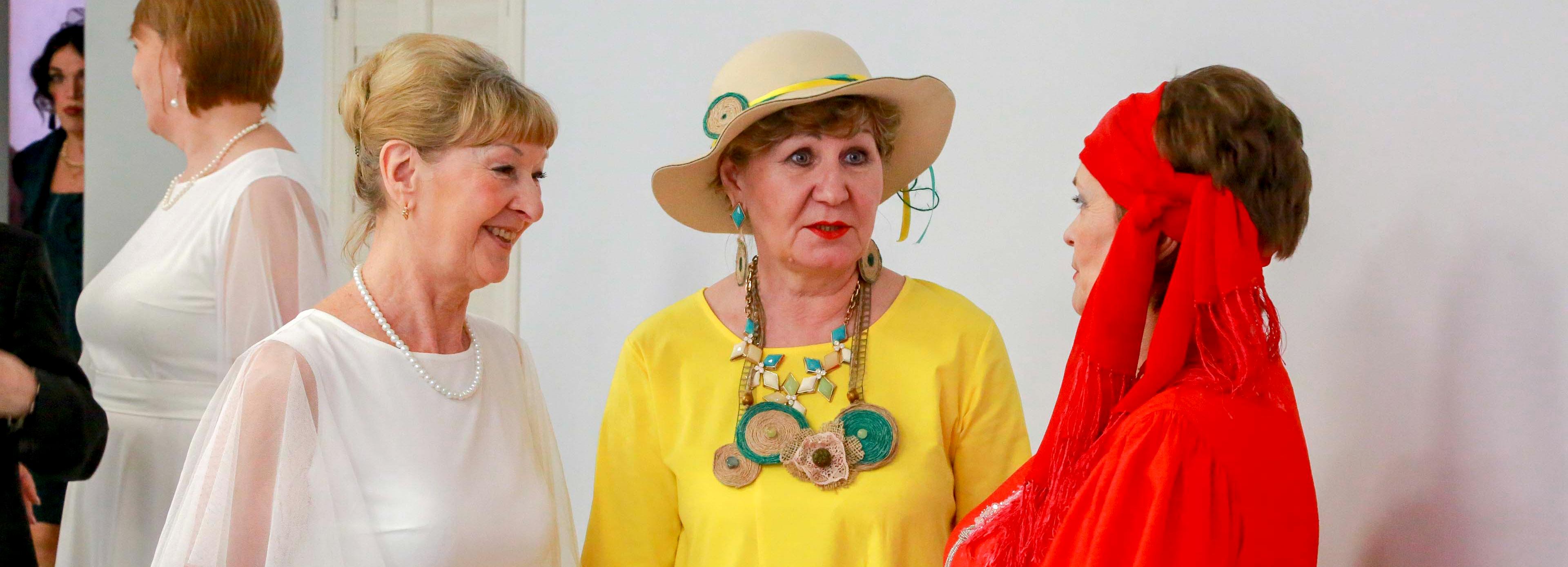 В 84 года — на подиум: дефиле учат в студии «Элегантный возраст»