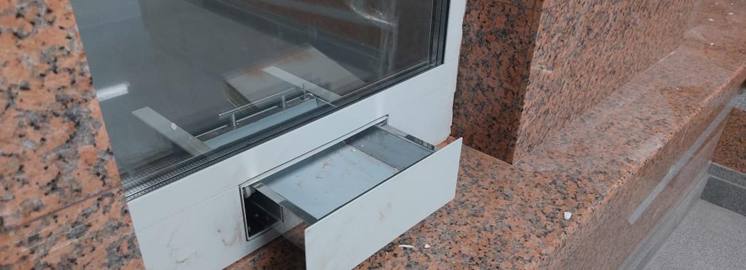 Пулестойкие стёкла смонтировали в кассах станции «Спортивная»