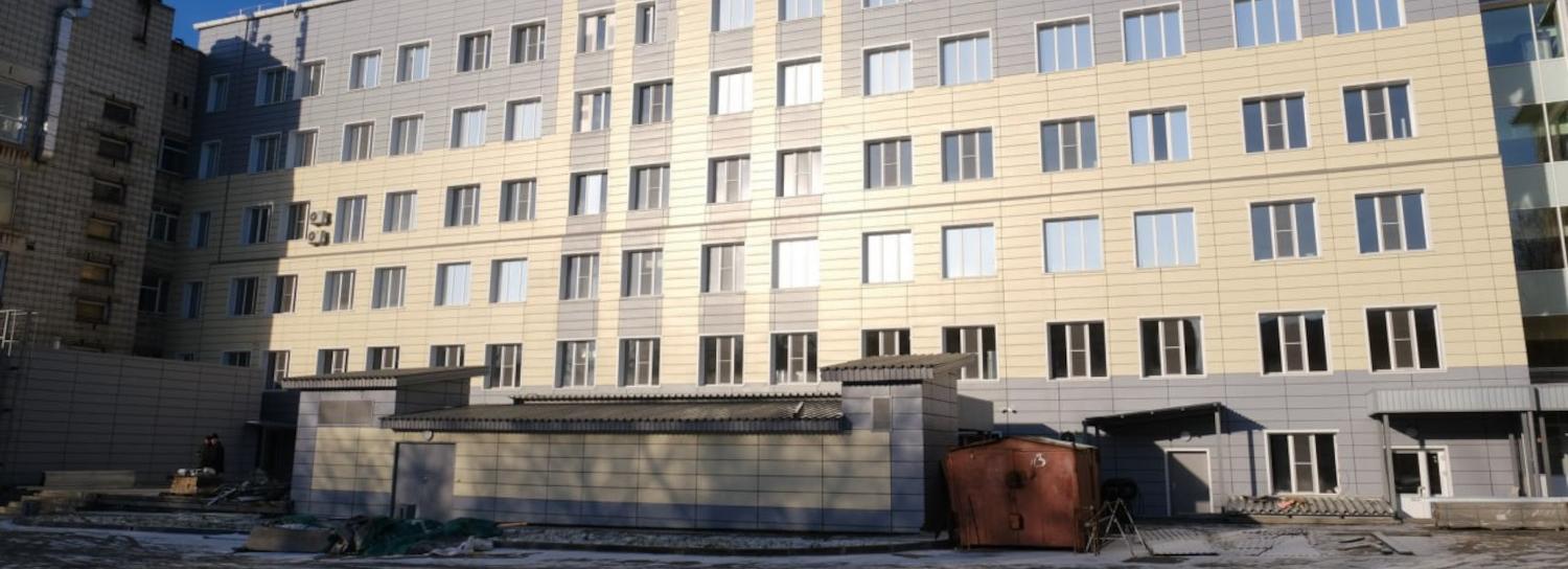 Шестиэтажный операционный корпус ГКБ №34 в Новосибирске готовят к сдаче