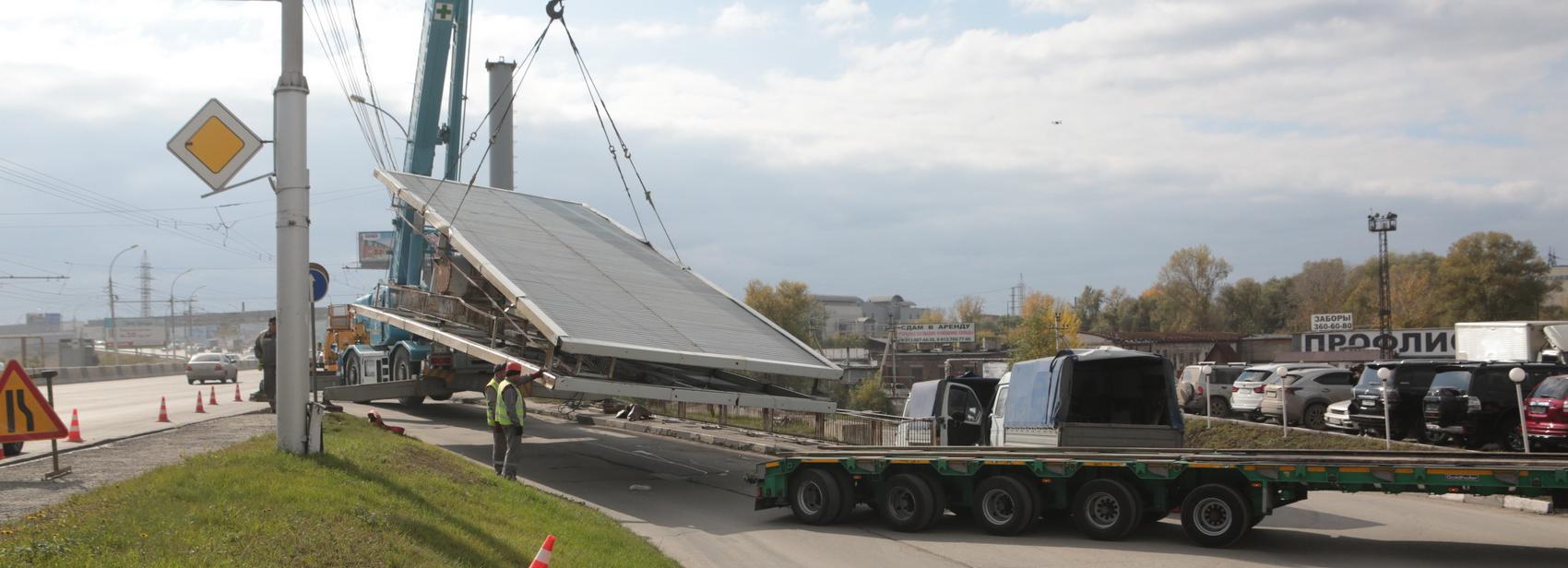 Улицы Новосибирска продолжают очищать от лишних рекламных конструкций