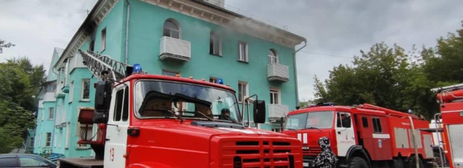 Двух человек эвакуировали из пожара на Учительской в Новосибирске