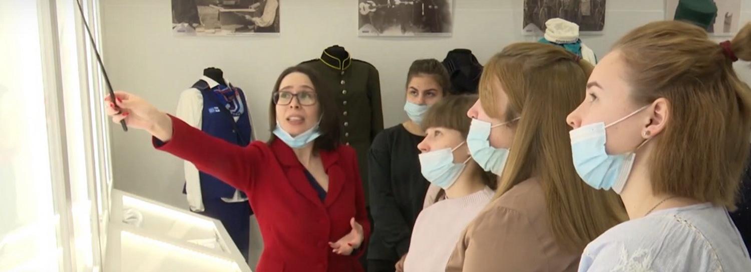 На выставке к юбилею почты показали сургучницу и зелёный кафтан с орлом