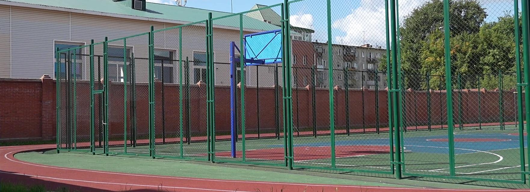У школы на Вертковской после ремонта появилась спортивная площадка