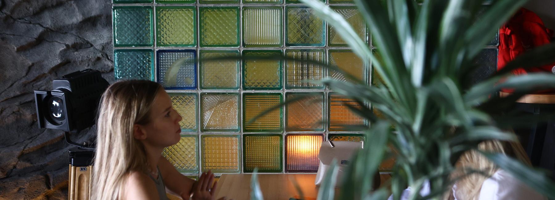 Они вернулись: мода на стеклоблоки в интерьерах снова набирает обороты