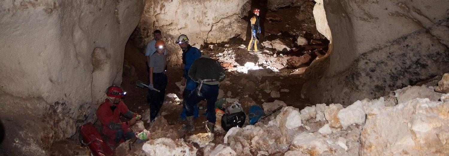Новосибирские геологи исследуют уникальную пещеру в Крыму