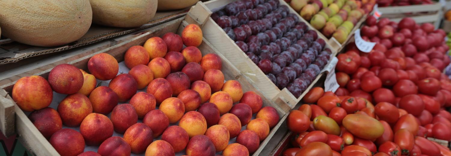 Как выбрать овощи и фрукты на рынке, чтобы не отравиться