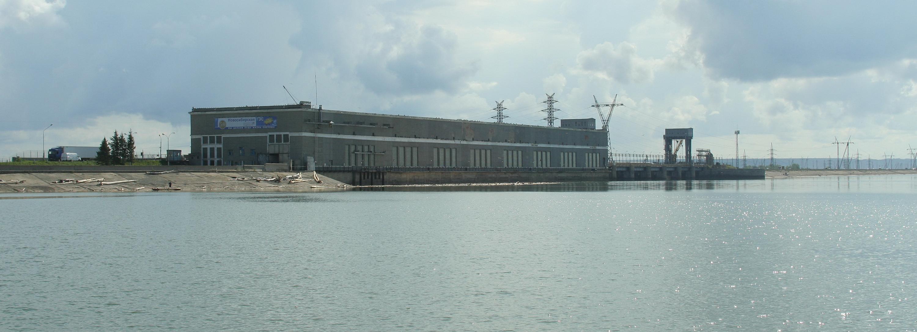 У новосибирской гидроэлектростанции отремонтируют рустованный фасад