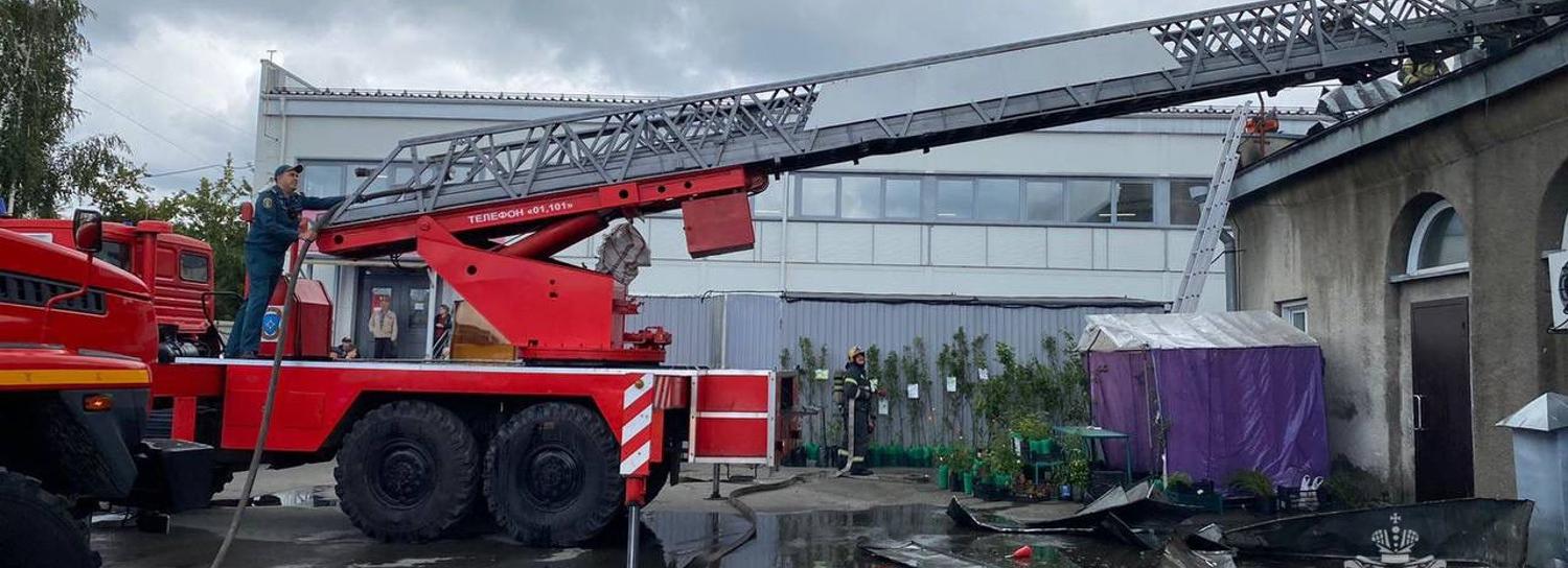 На Ленинском рынке в Новосибирске загорелся продуктовый павильон