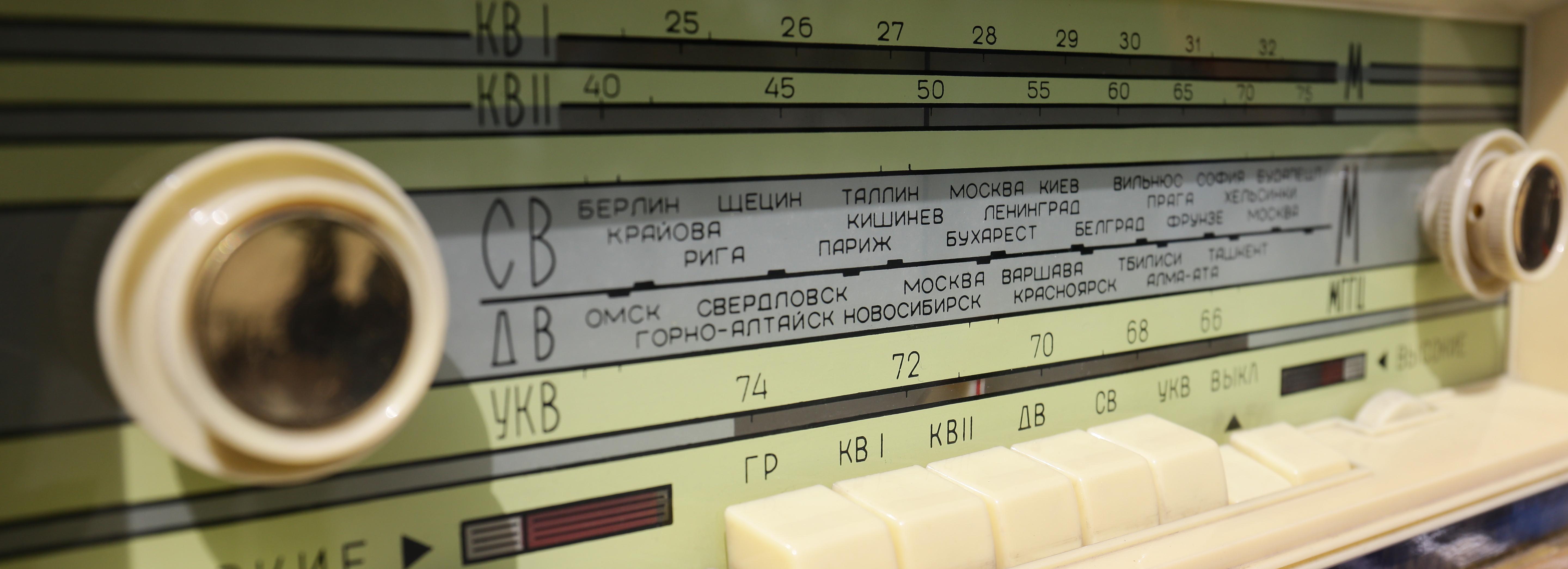 Раритетные советские приёмники выставили в День радио у ГПНТБ