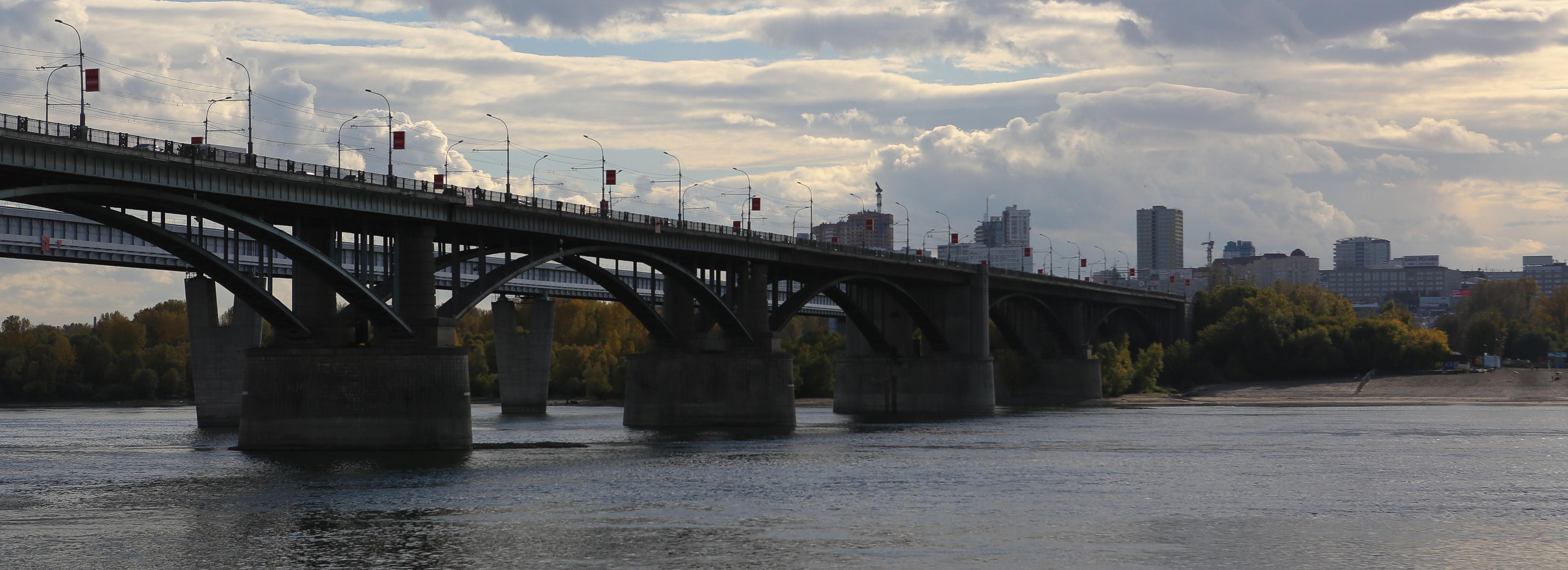 Замёрзший новосибирец бегал по камням под Октябрьским мостом
