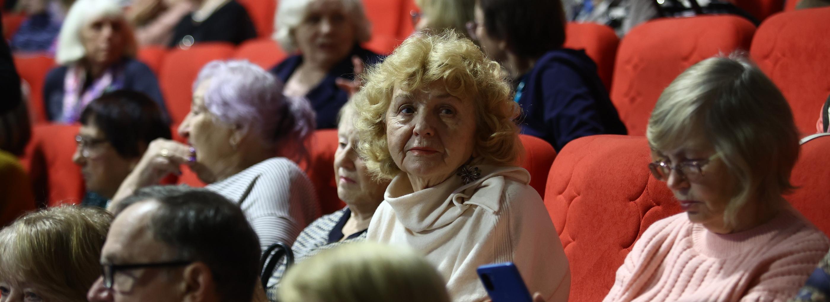 Мэр Кудрявцев поздравил с праздником новосибирцев почтенного возраста