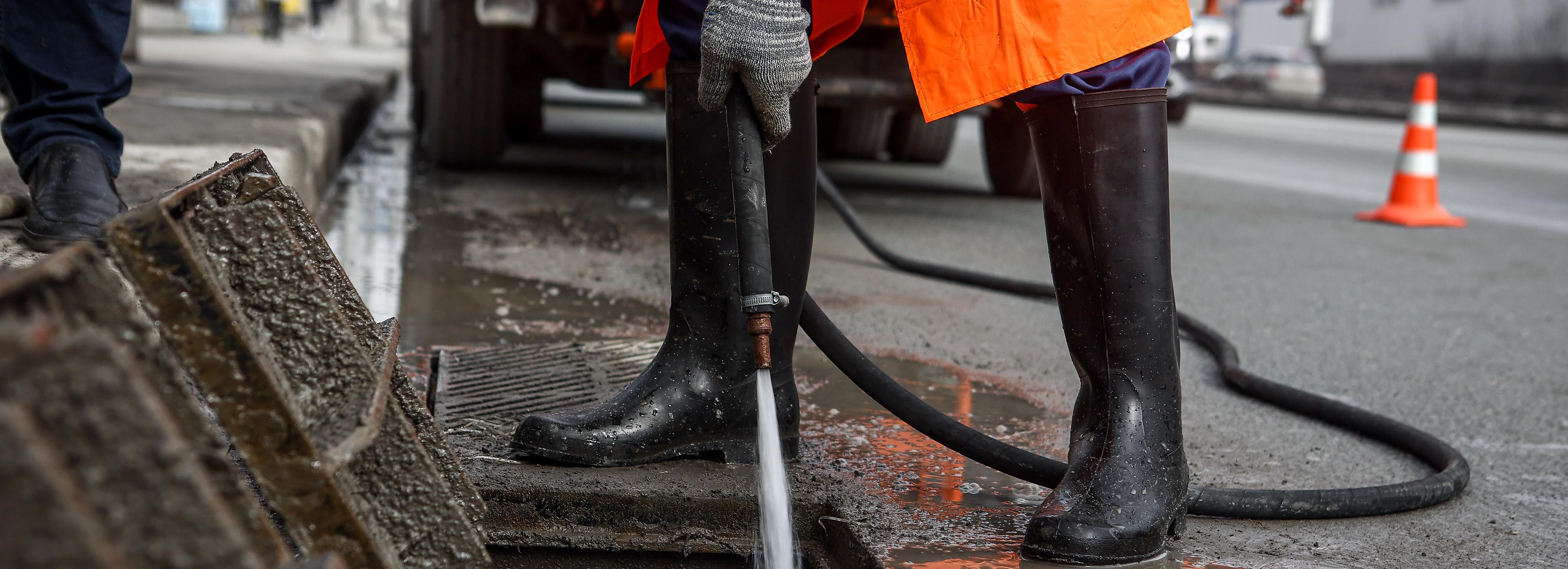 Весенняя расконсервация: как промывают ливнёвку на Ипподромской