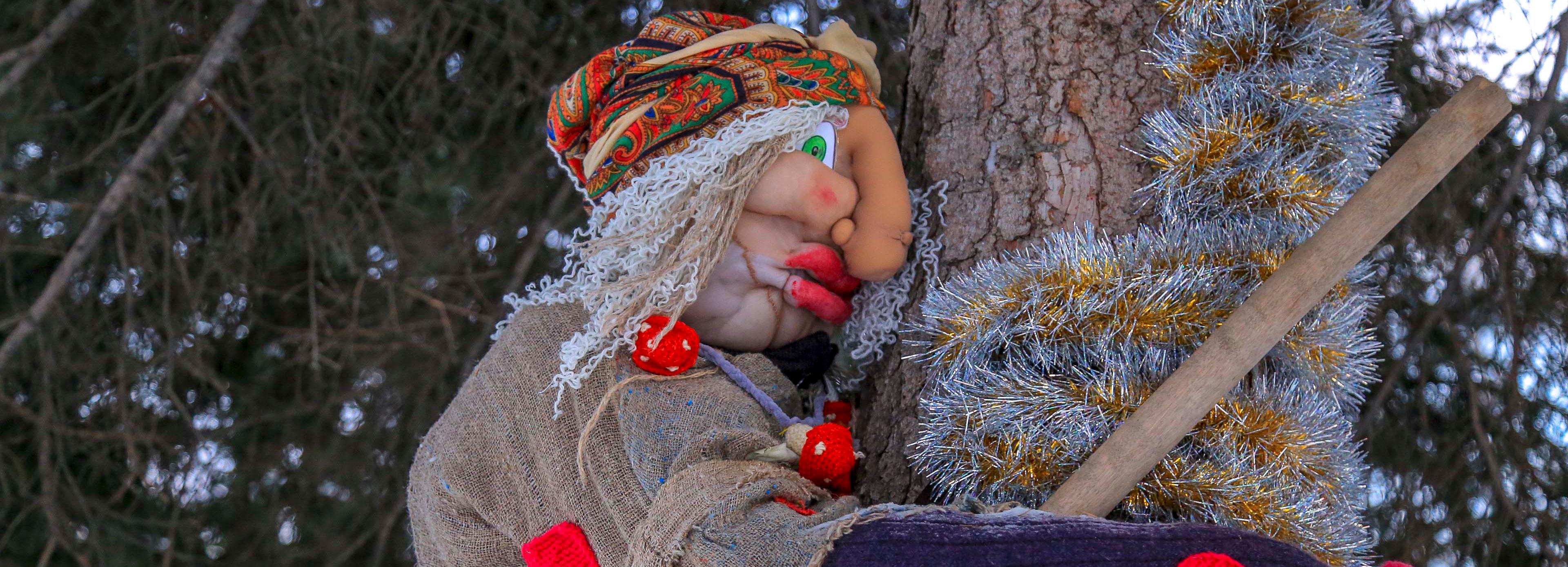 Дракон, Баба-яга и Снежная королева поселились на деревьях в сквере