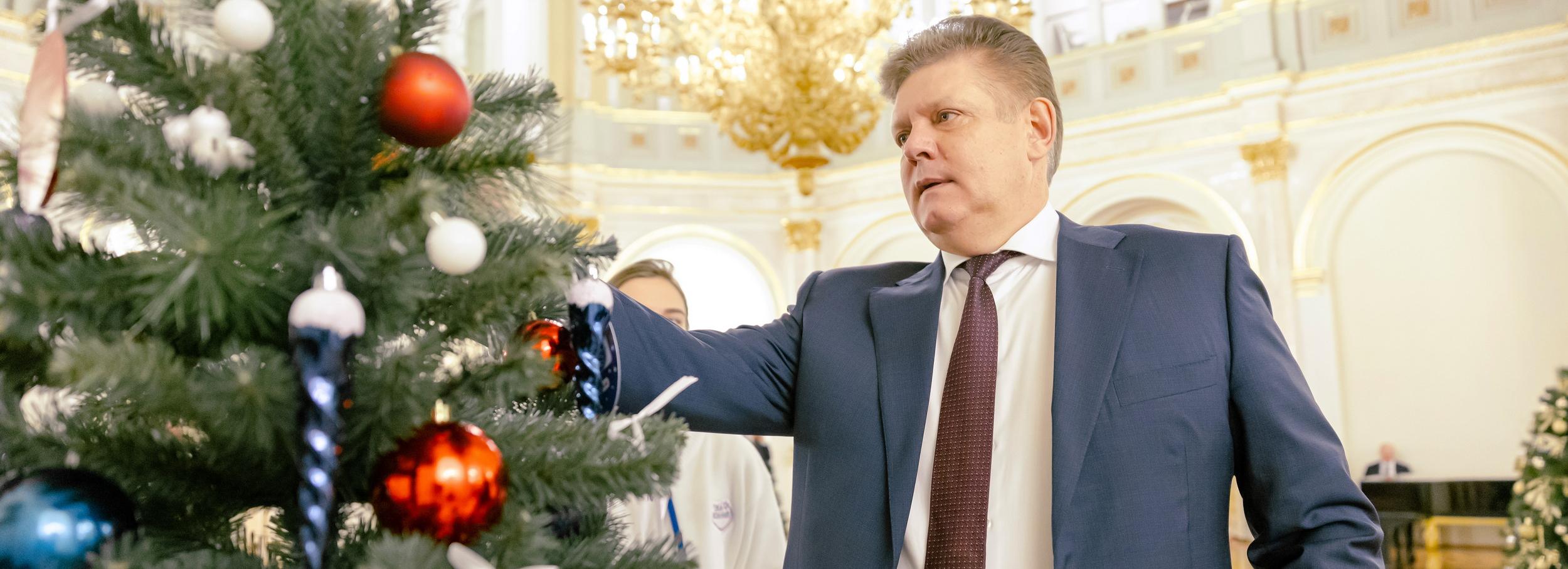 Полпред Серышев исполнил мечты сибирских детей с «Ёлки желаний»