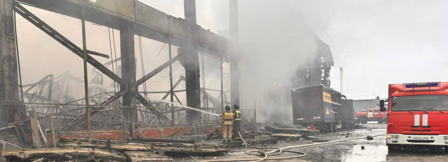 Пожарные трое суток заливали водой сгоревший склад за «Мегой»