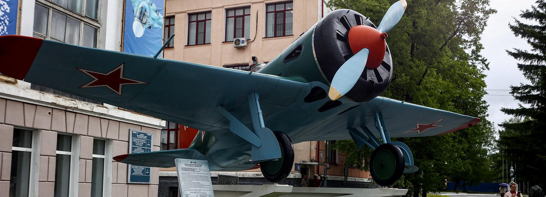Какие самолёты и танки стоят на вечном приколе в Новосибирске: фотообзор