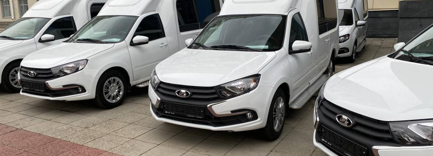 Ключи от вместительных «Лад» вручили многодетным семьям в Новосибирске