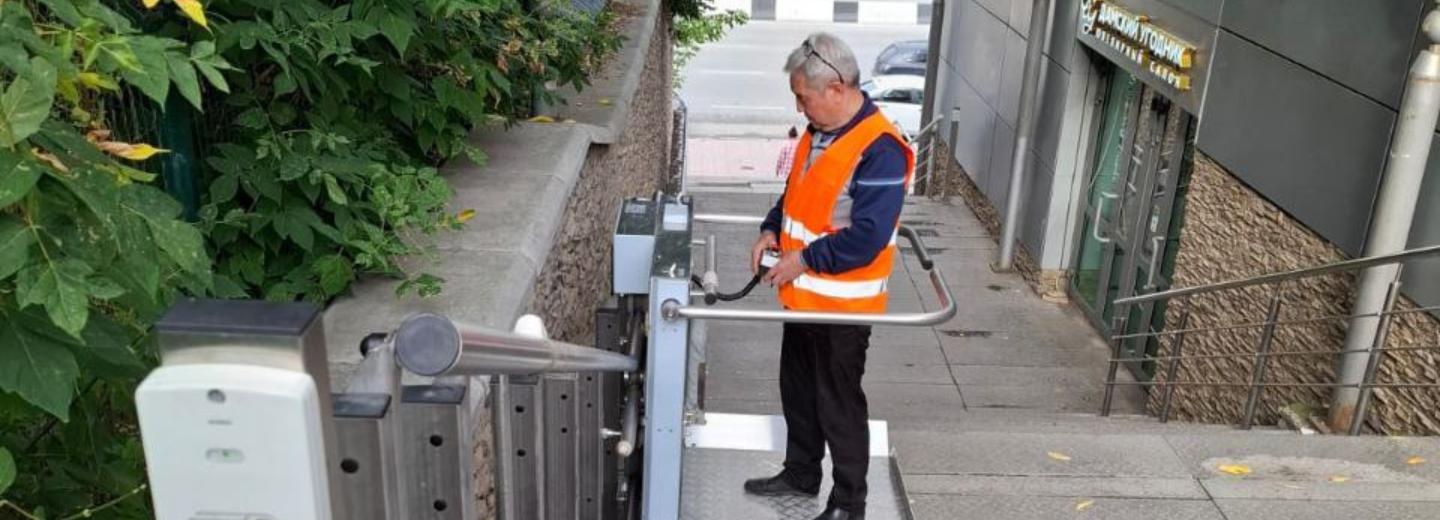 Подъёмную платформу для инвалидов запустили на Красном проспекте