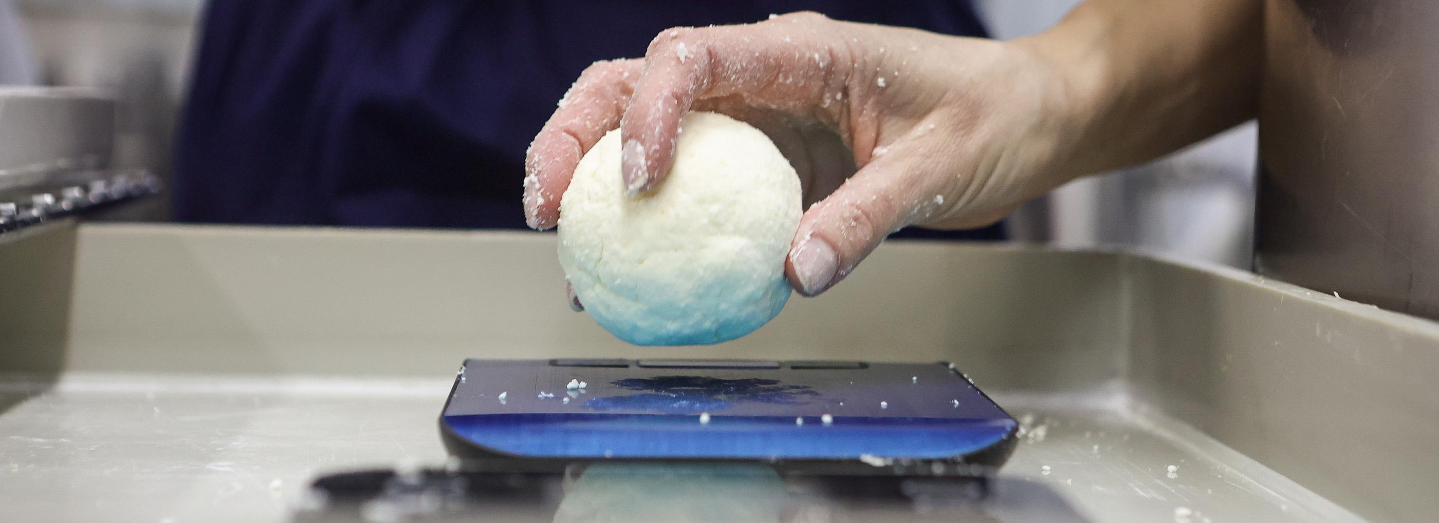 Шарики с перцем готовят сыровары к 23 февраля бойцам спецоперации