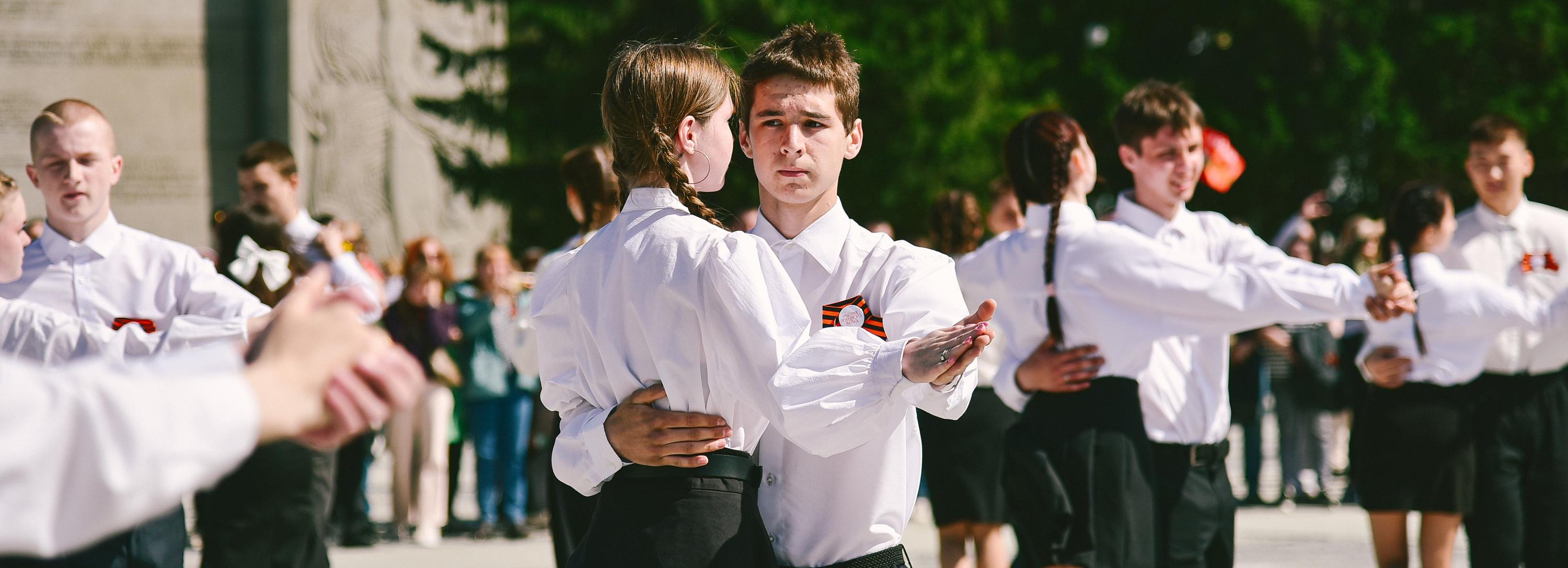 «Победный вальс» массово станцевали новосибирские студенты