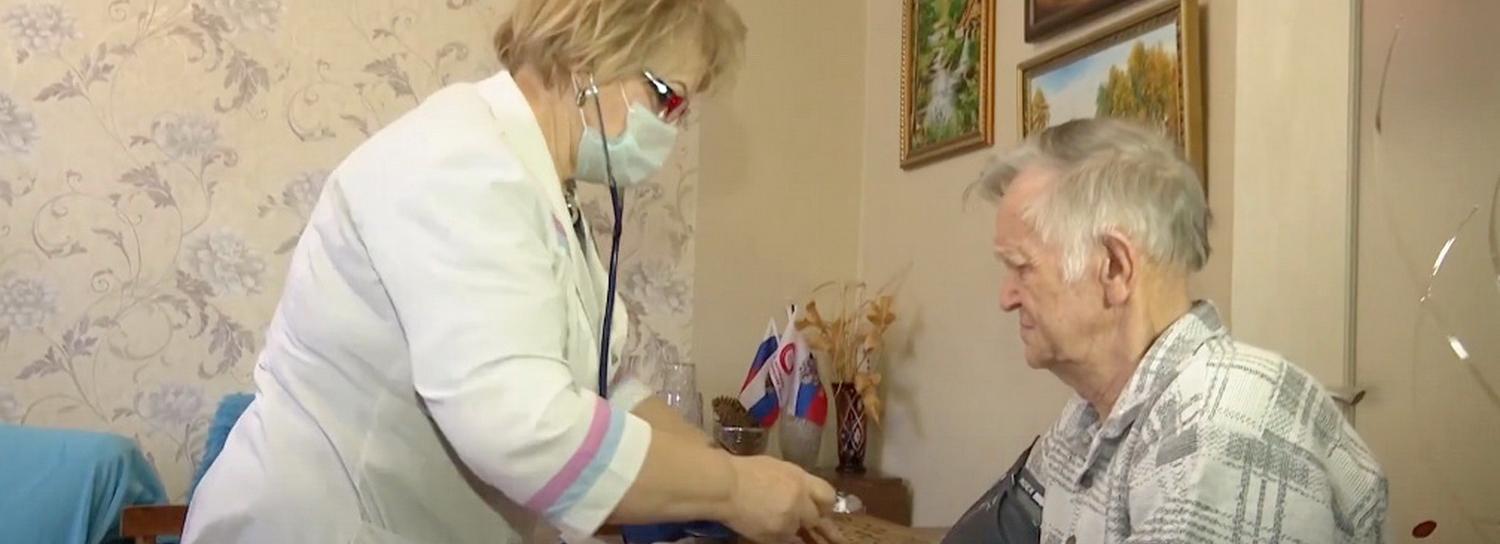 Врачи делают пожилым новосибирцам УЗИ и ЭКГ на дому