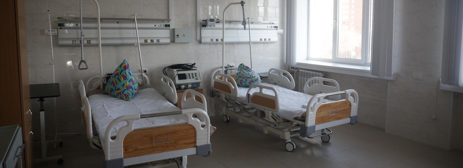 Пациентов с COVID-19 размещают в столовой новосибирской больницы