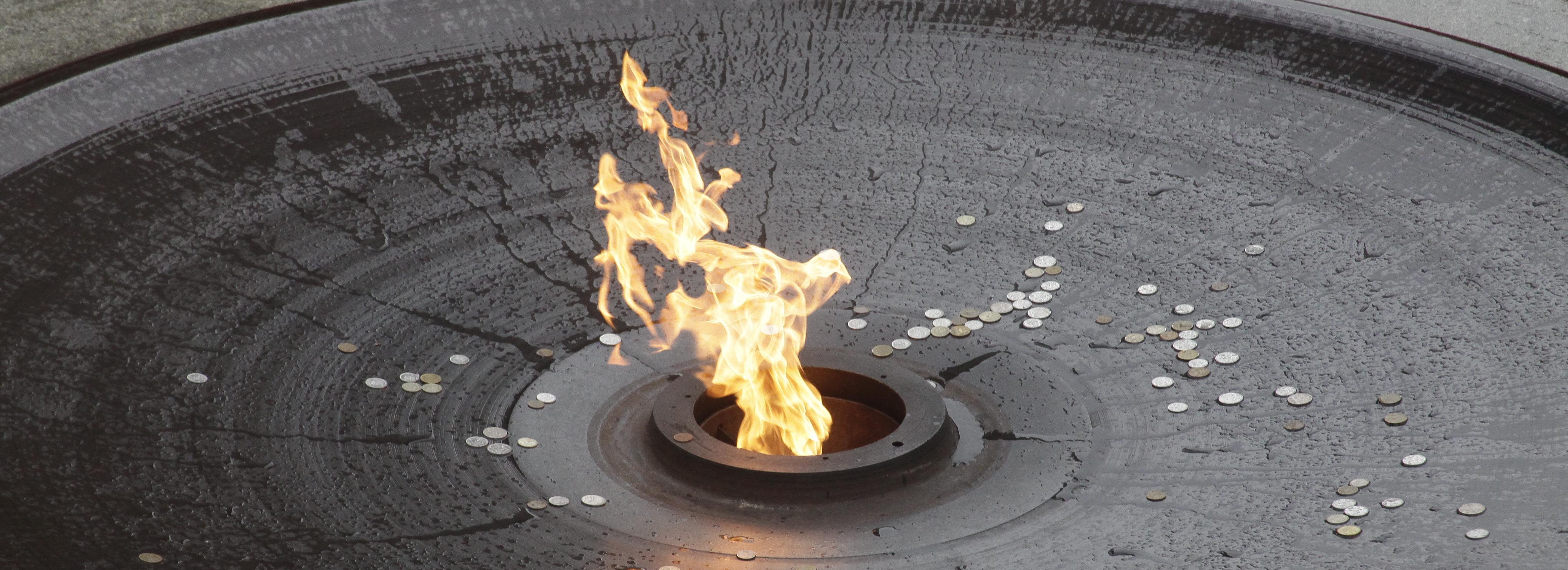 Прикурившая сигарету от Вечного огня сибирячка пошла под суд