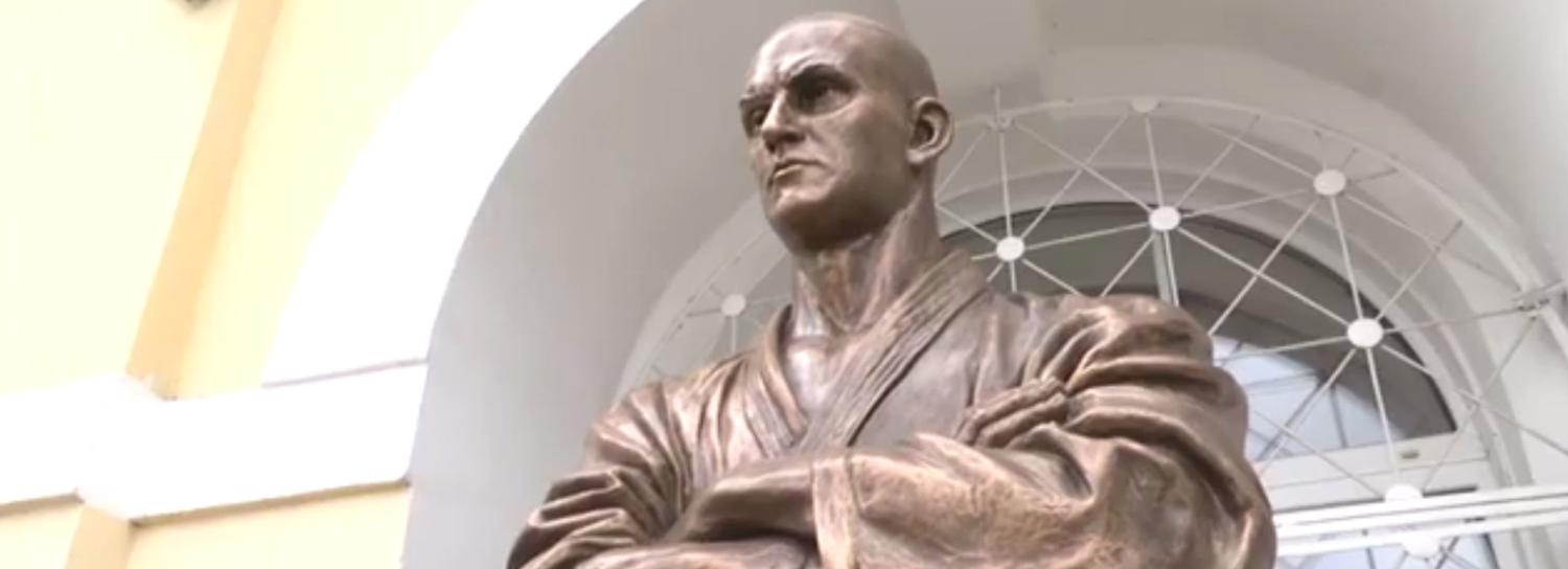 Бюст сурового самбиста установили у Дома офицеров в Новосибирске