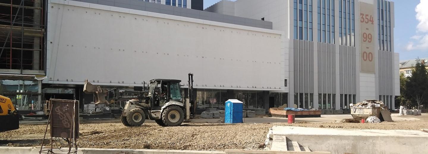 На площади Маркса убрали строительный забор вокруг апарт-отеля «Турист»