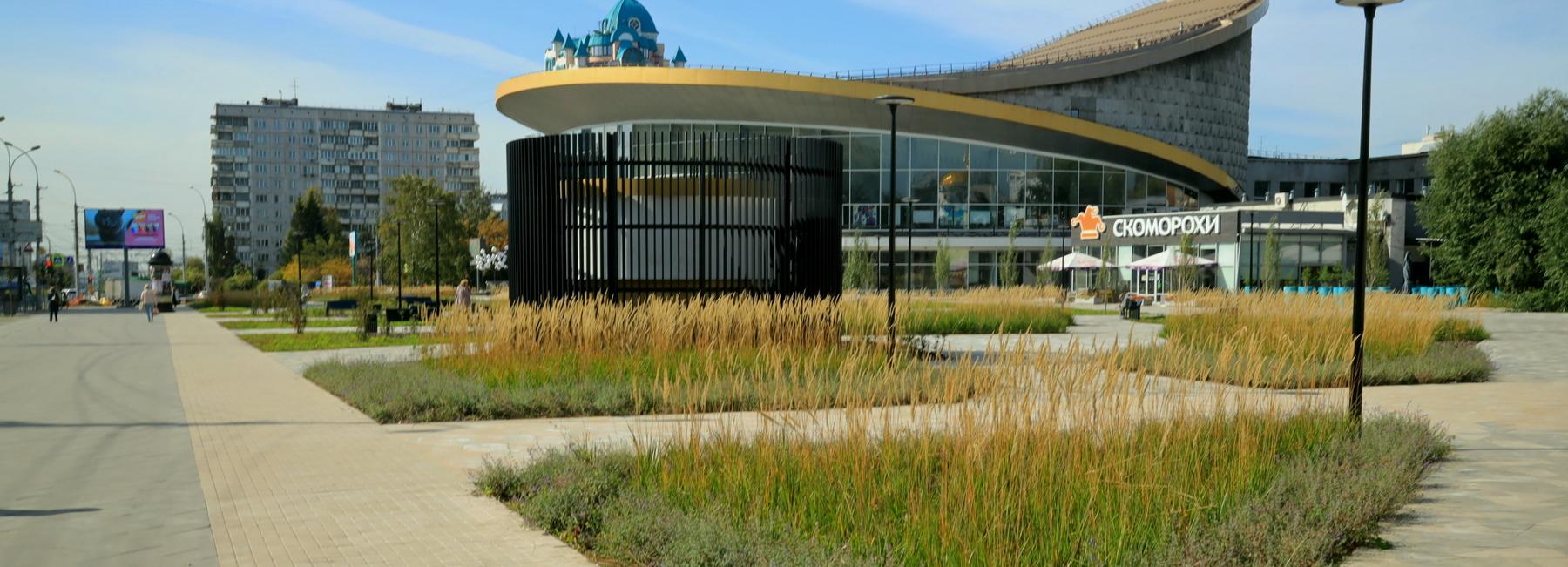 В сквере возле новосибирского цирка завершили обустройство клумб