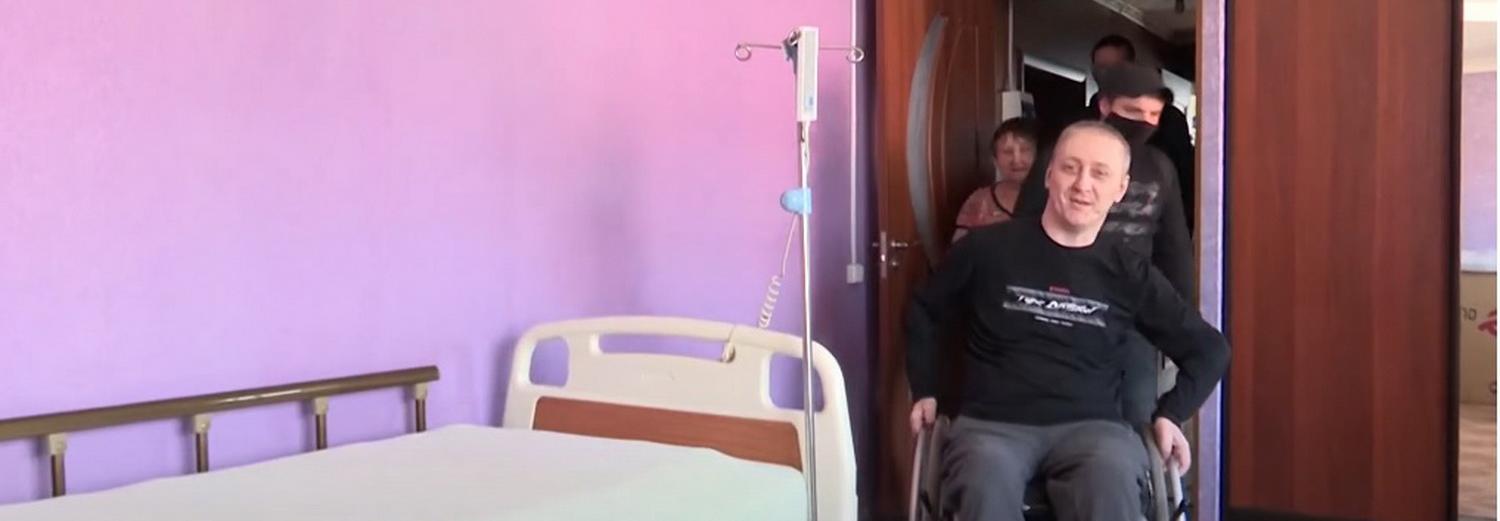 15 кресел-колясок подарили общественники новосибирским инвалидам