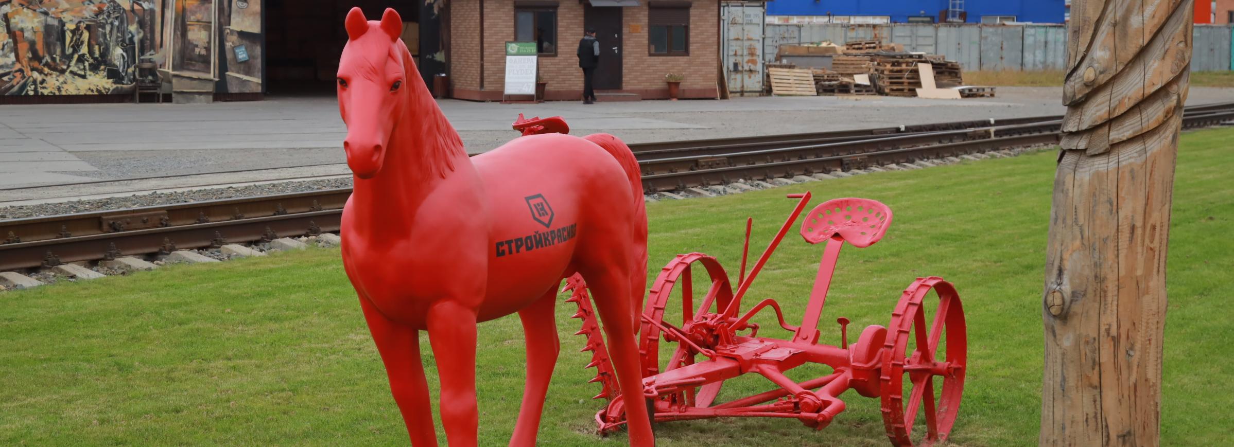 Красный конь и новые муралы появились в сквере Цоя в Новосибирске: фото