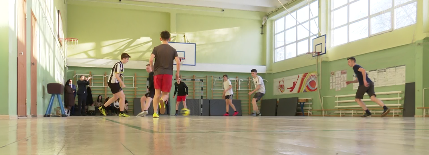 Футболисты Первомайского района подняли красный флаг