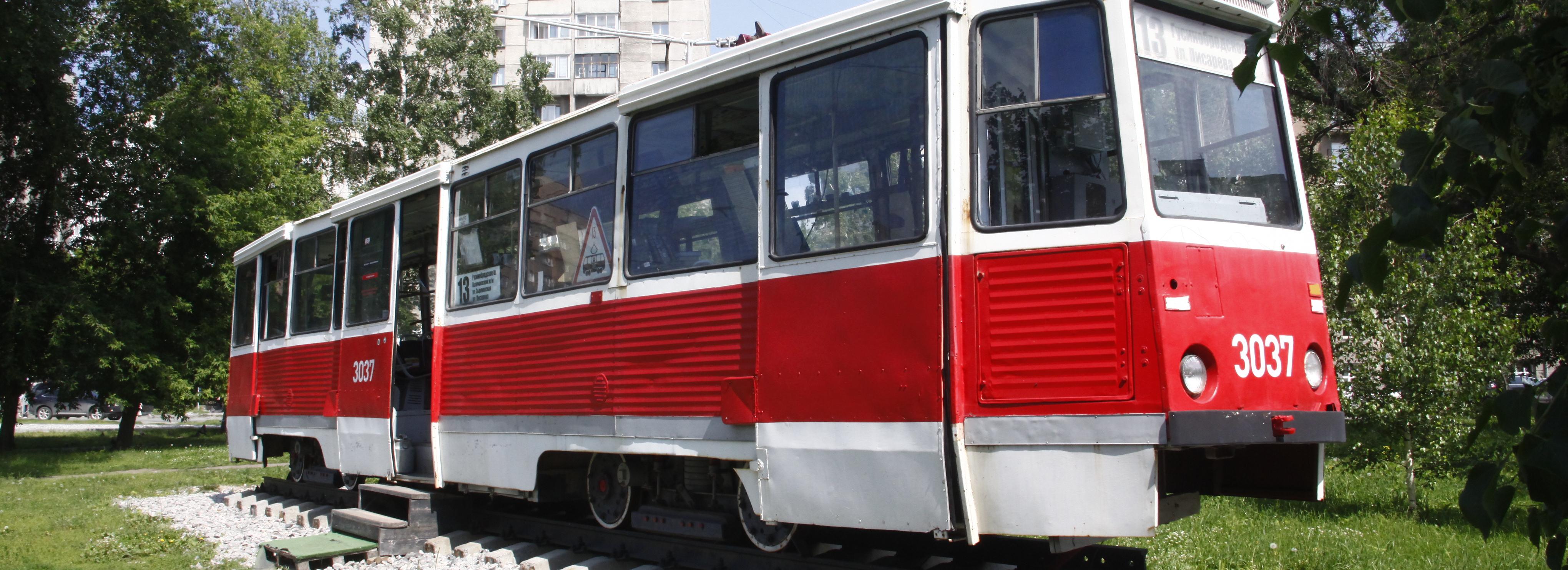 Как превратить вагон в читальню: книжный трамвай №13 отметит двухлетие