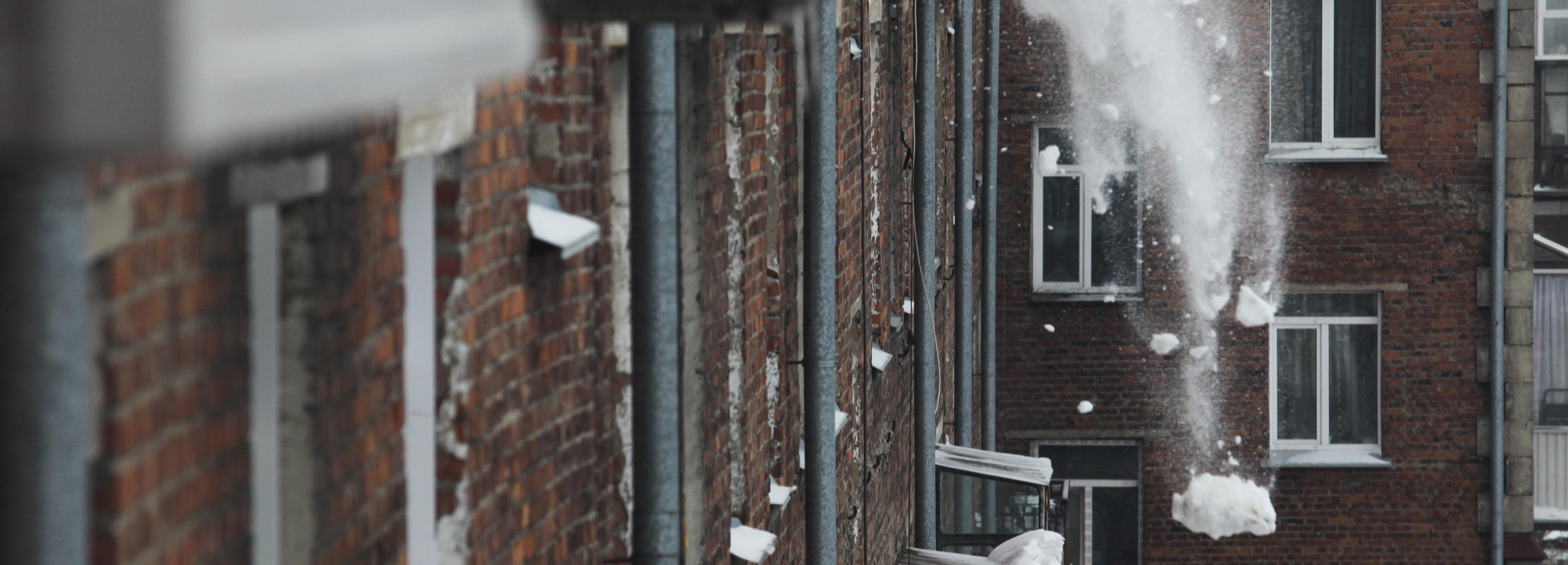 Дело о падении глыбы льда с крыши в Новосибирске дошло до суда