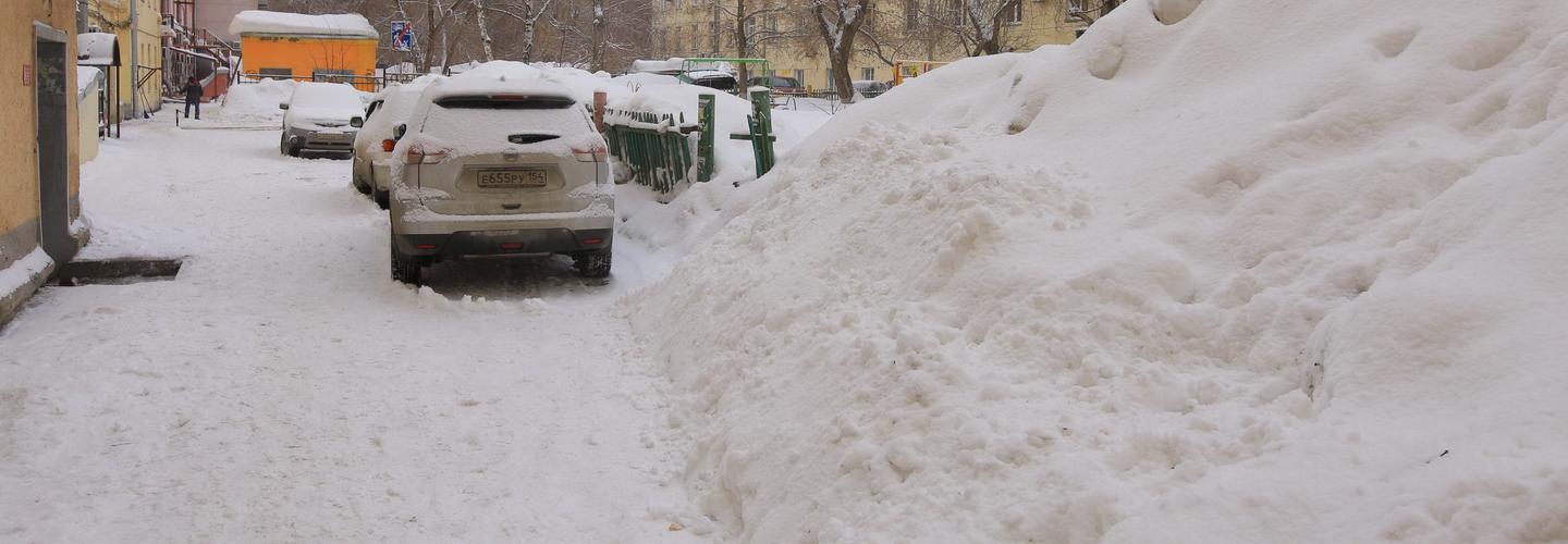 «Дамбы» от паводка строят в опасных дворах Новосибирска