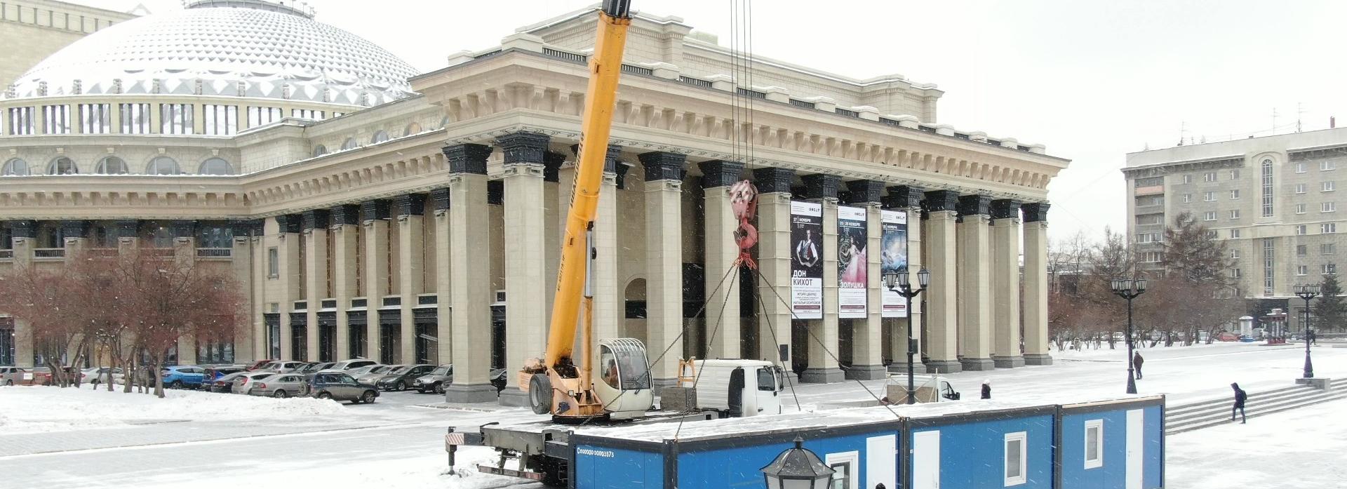 Площадку для новогоднего катка готовят возле оперного театра