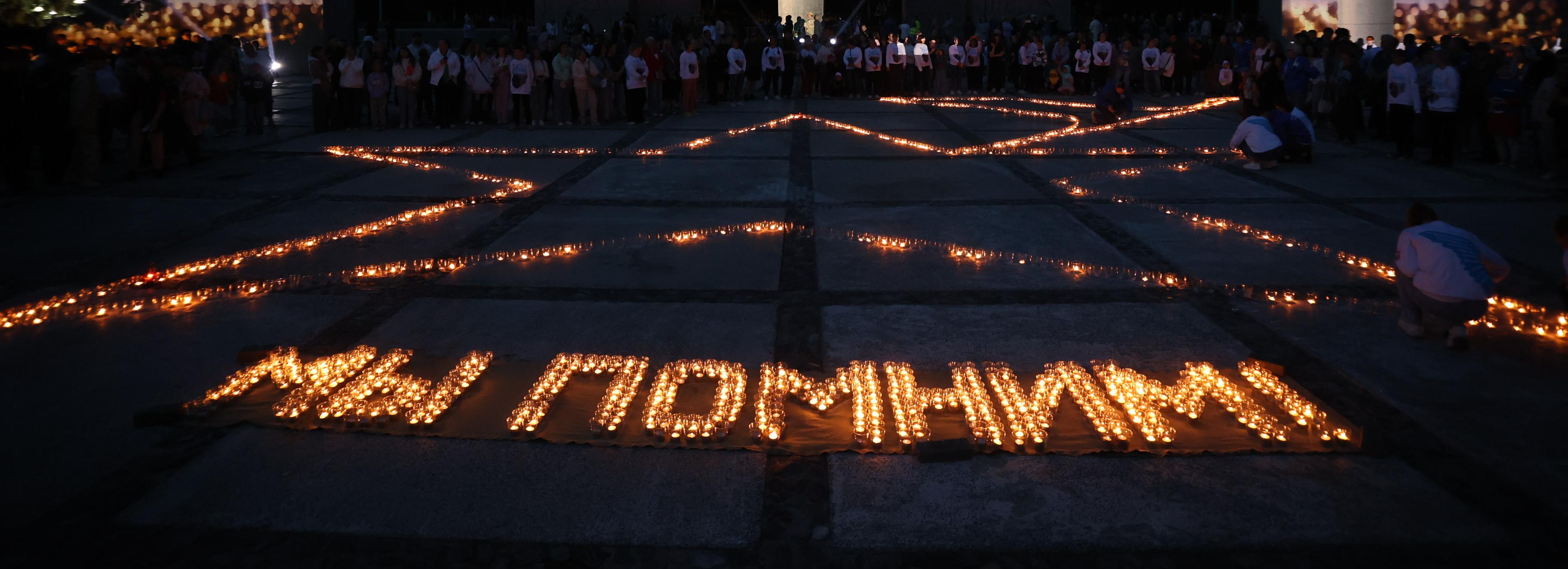 «Мы помним»: огненная надпись из сотен свечей засияла у Монумента Славы