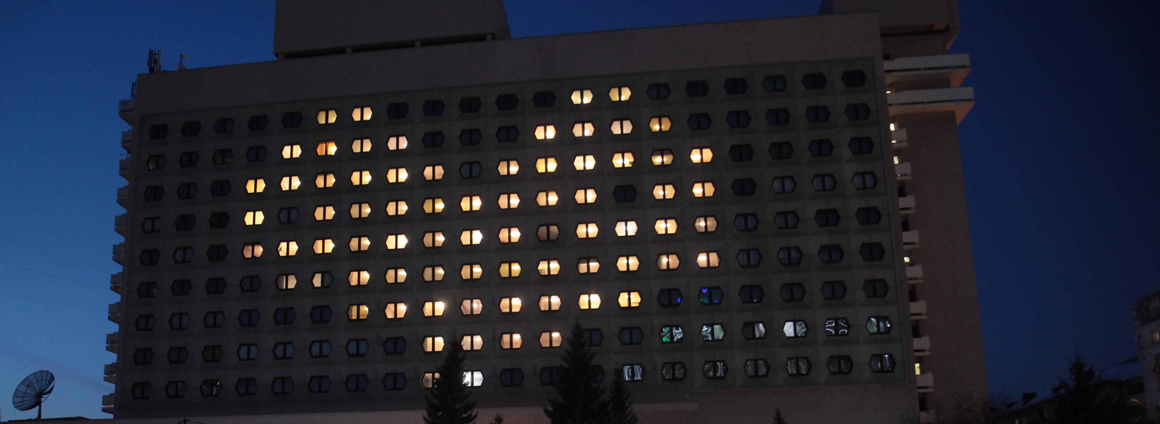 Огромное сердце засияло на фасаде отеля в центре Новосибирска