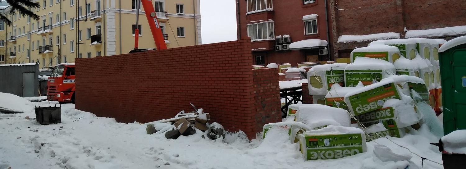 Незаконную стройку развернули в историческом центре Новосибирска