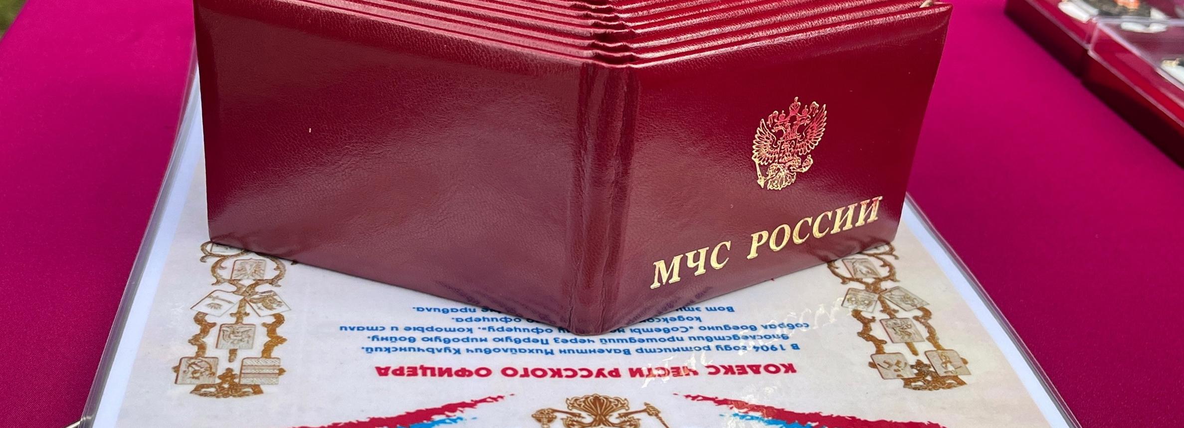 Гарнизон МЧС пополнили 16 лейтенантов: им вручили удостоверения