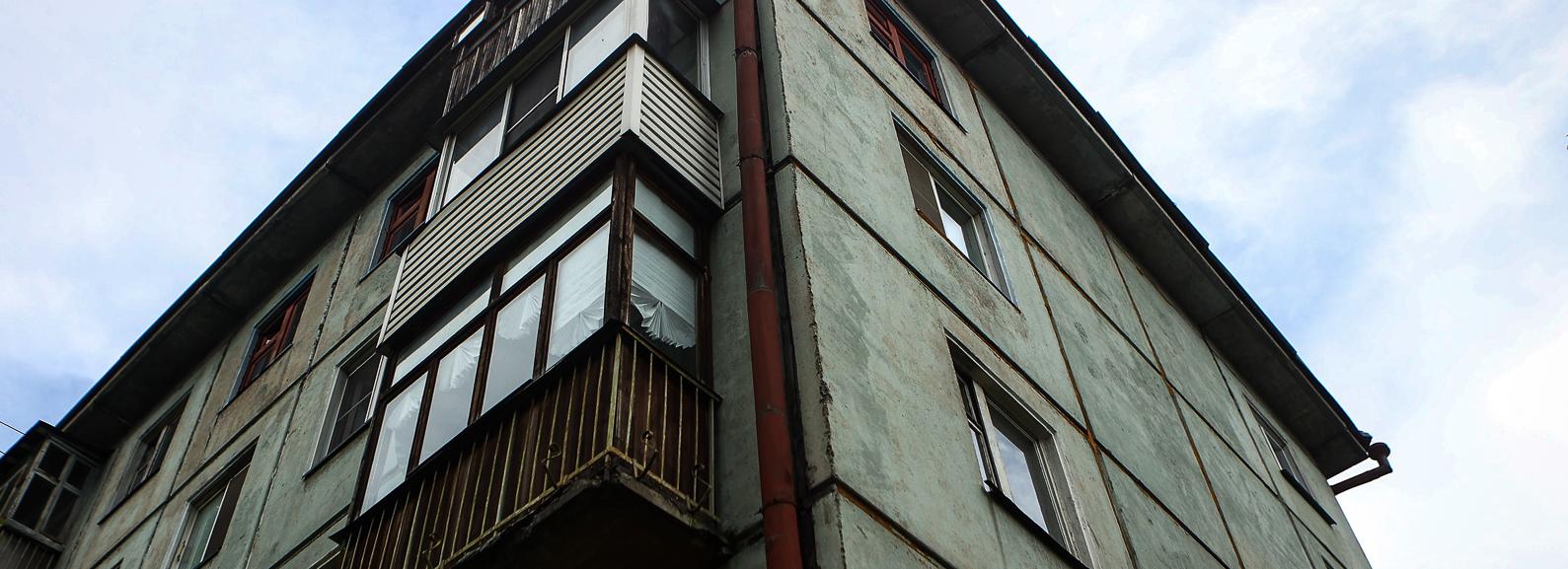 Половину семей расселили из ветхой пятиэтажной хрущёвки в Новосибирске