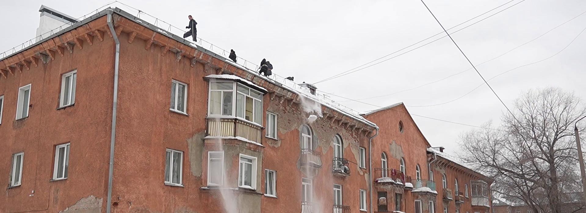 Мэр Кудрявцев: снег сбросили уже с половины крыш в Новосибирске