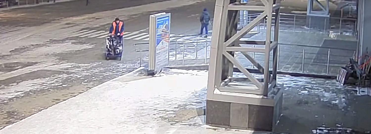 Дворник вывез вместе с мусором чемодан пассажира в Толмачёво