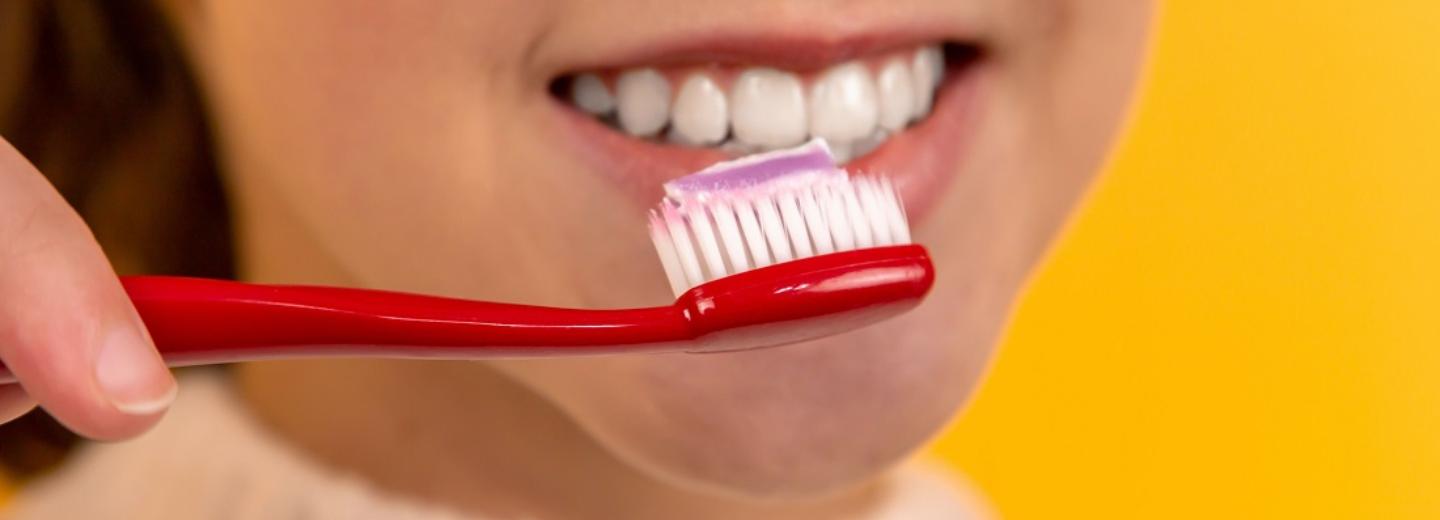 Лучшие отбеливающие зубные пасты назвало Роскачество