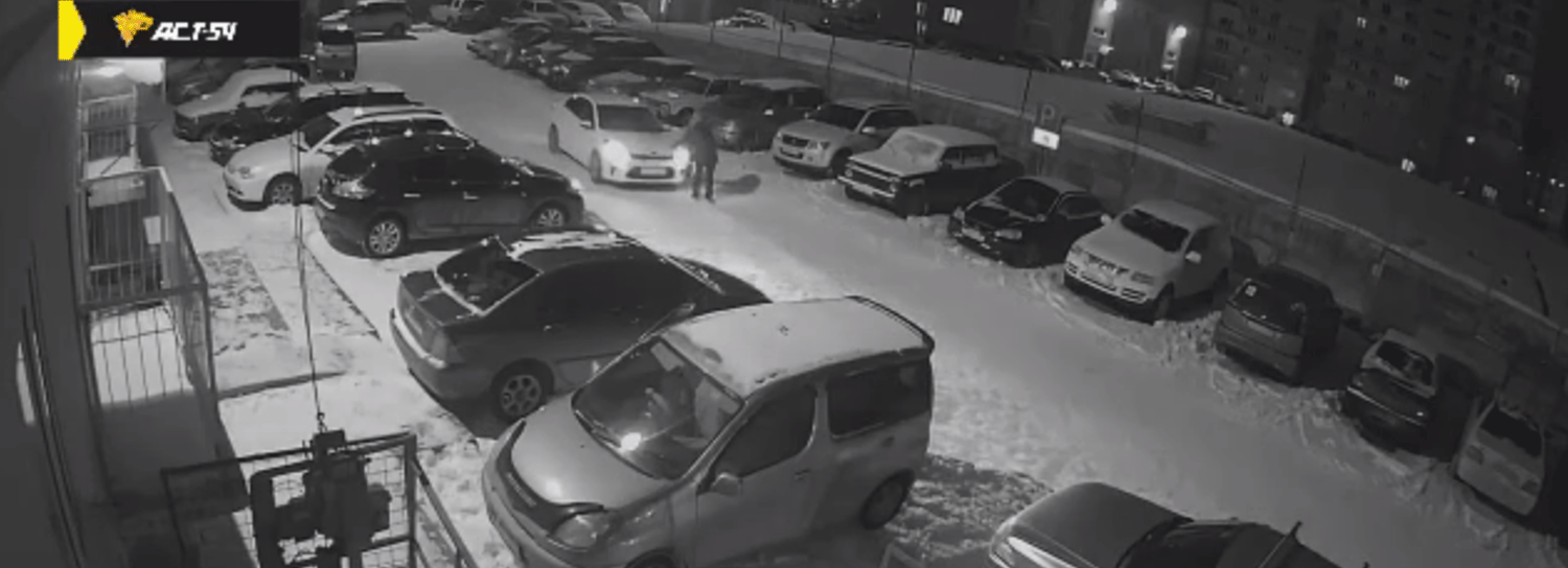 Странное ДТП в Новосибирске: седан сбил бежавшего за ним мужчину