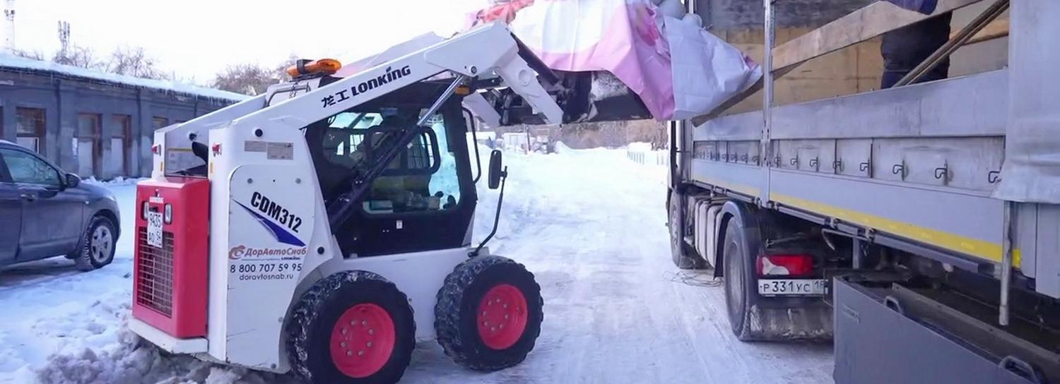 Новосибирский зоопарк отправил тонны кормов для животных в ДНР