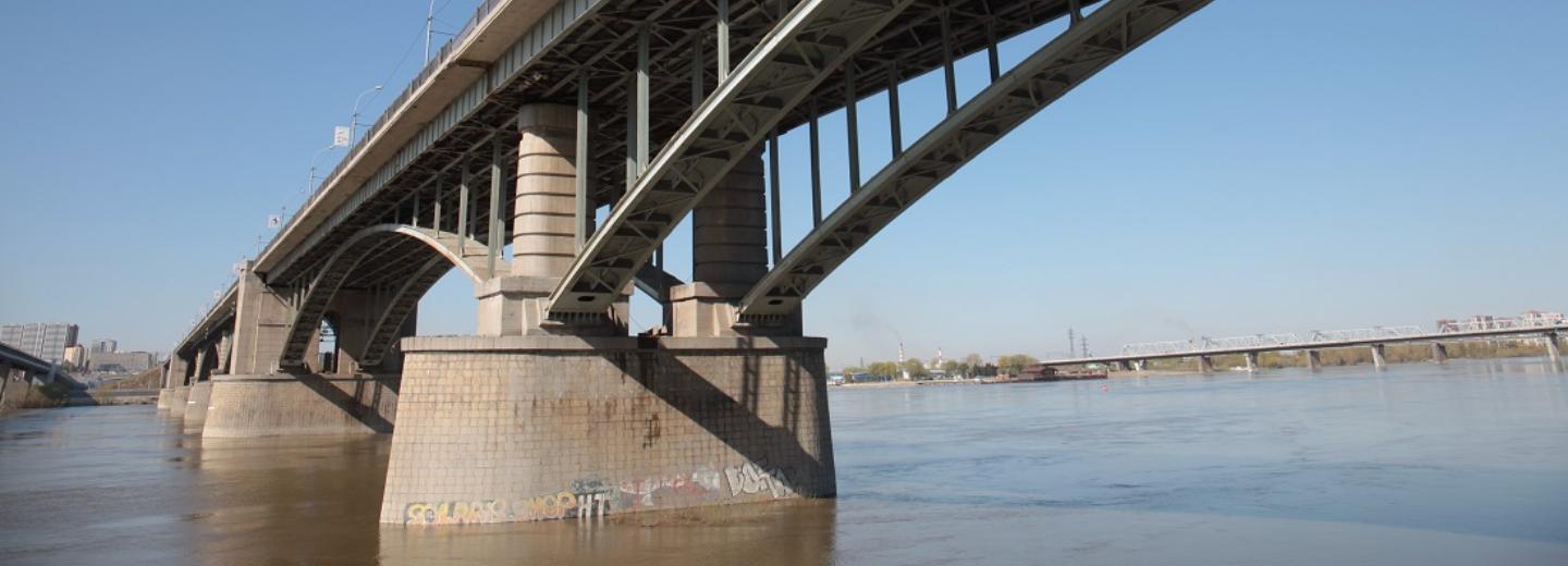 Водитель автобуса спас повисшую с моста девушку в Новосибирске