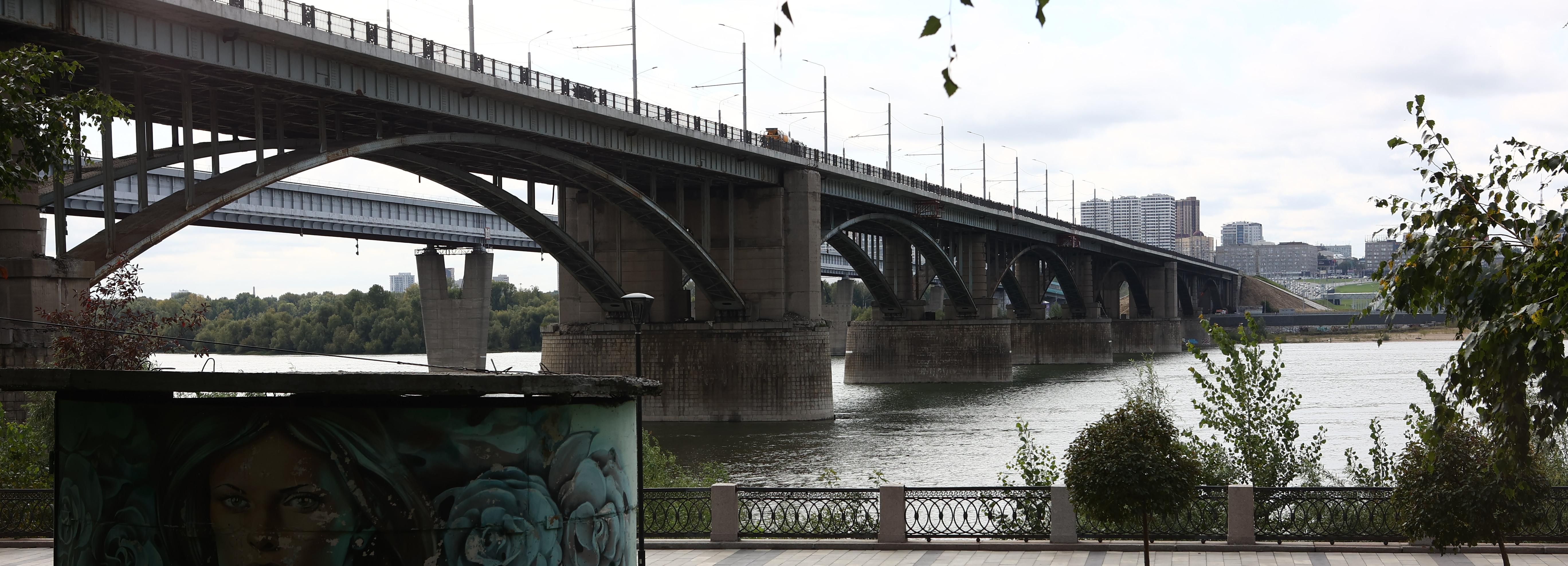 Во славу Октября: коммунальный мост отмечает 70 лет со дня открытия