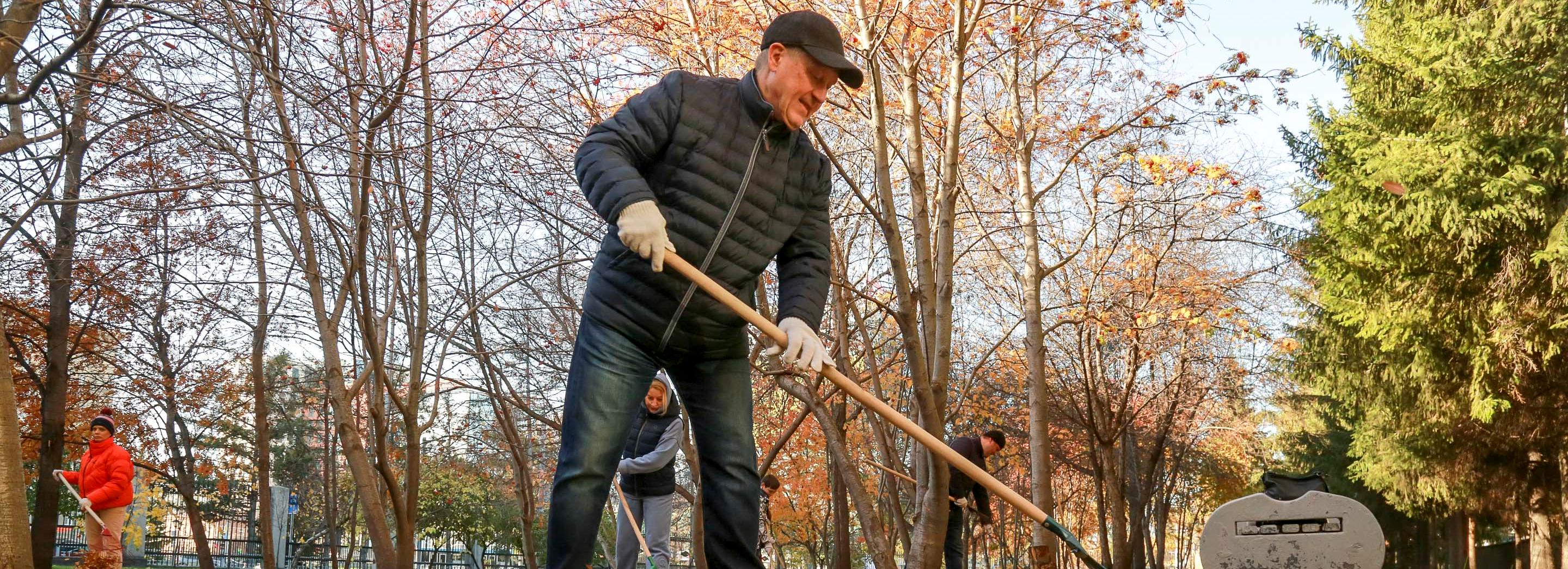 Мэр Локоть собрал опавшую листву в сквере Героев Революции